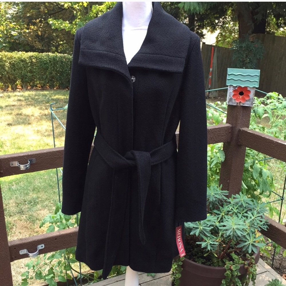 🌟FASHION MUST HAVE🌟 Black wool peacoat with belt